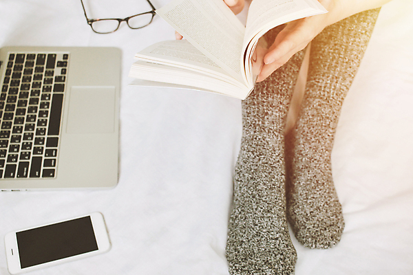 포토 JPG 해외이미지 학생 라이프스타일 손 옷 계절 여자 교육 안경 백그라운드 겨울 인터넷 비즈니스 통신 모바일 양말 주택 따뜻함 사람 앉기 사람없음 책 노트북 스마트폰 핸드폰 스터디 컴퓨터 유행 침실 가을 흰색 침대 타이핑 업무 정상 연결 읽기 스타일 미니멀 해외포토 잡화 컬러 가구 모션 건물 생활 신체부위 전자제품 스마트기기 학습 작업 파일형식 이미지허브