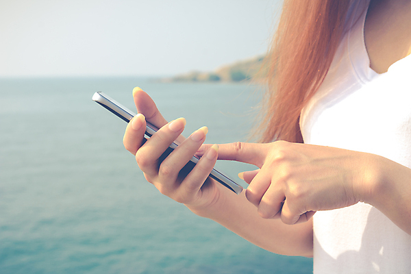 포토 JPG 해외이미지 여자 텍스트 통신 모바일 사람없음 야외 스마트폰 핸드폰 디지털 자료 터치 정보 흰색 가리킴 잡기 메시지 전화기 셀룰러 해외포토 컬러 모션 사람 손짓 전자제품 스마트기기 파일형식 이미지허브