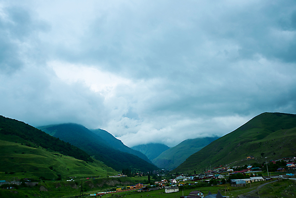 포토 JPG 해외이미지 구름 유럽 여행 밭 하늘 산 풍경 경사 사람없음 일상 초록색 여름 파란색 계곡 바위 정상 오솔길 언덕 러시아 장면 북쪽 흐림 웅장함 수평선 스코틀랜드 산맥 해외포토 자연요소 계절 나라 길 컬러 농업 날씨 영국 라이프 돌_바위 방향 파일형식 이미지허브