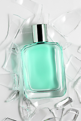 포토 JPG 해외이미지 남자 백그라운드 신체 유리 사람없음 파란색 유행 화장품 흰색 신선 투명 액체 고급 우아함 상품 컨테이너 가득함 향수 싱글 향기 냄새 아로마 분무기 향 악취 돌봄 쾰른 해외포토 산업 컬러 컨셉 모션 재질 독일 사람 뷰티 파일형식 이미지허브