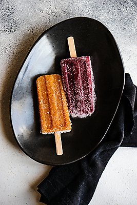 포토 JPG 해외이미지 접시 회색배경 아이스크림 실내 사람없음 하이앵글 달콤 시원함 과일아이스크림 막대아이스크림 살얼음 해외포토 식기 뷰포인트 백그라운드 디저트 내부 회색 맛 파일형식 이미지허브