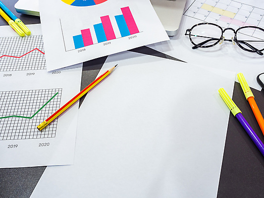 포토 JPG 해외이미지 직업 종이 안경 백그라운드 컨셉 인터넷 비즈니스 탁자 성공 그래프 설계 직장 사람없음 금융 컴퓨터 사무실 연필 펜 우주 디지털 쪽지 공책 자료 공백 성장 흰색 작업 계획 디자이너 책상 분석 투자 페이지 형광펜 개발 마케팅 해외포토 잡화 컬러 가구 회사 문구용품 학용품 경제 전자제품 필기구 파일형식 이미지허브