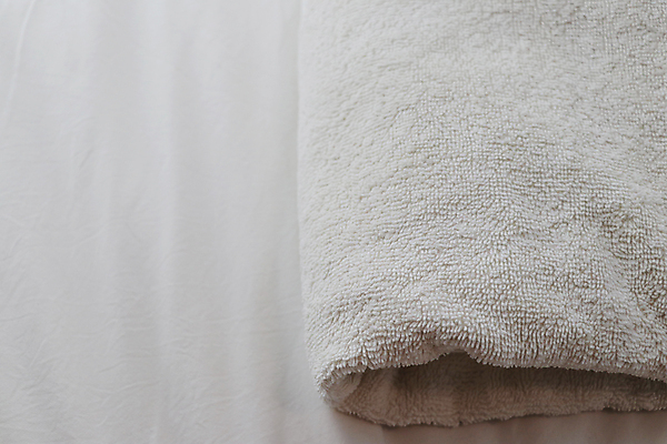 포토 JPG 해외이미지 여행 백그라운드 포장 가정 호텔 휴가 휴식 주택 건강 사람없음 수건 쌓기 스파 목욕 침실 방 욕실 흰색 침대 직물 면 고급 우아함 빨래 두루마리 서비스 휴양지 부드러움 환영 사우나 흙더미 여관 돌봄 샤워실 위생관리 접기 해외포토 컬러 가구 컨셉 가사 모션 숙소 관리 건물 위생용품 청결 흙 장소 감각 샤워시설 파일형식 더미 이미지허브