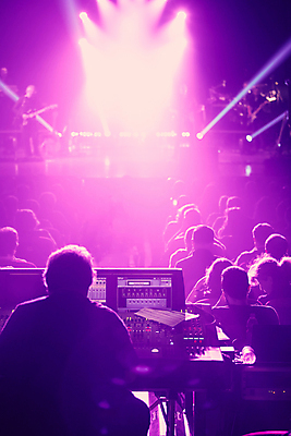 포토 JPG 해외이미지 실루엣 음악 음향기기 여러명 뒷모습 빛 보라색 축제 콘서트 군중 스포트라이트 해외포토 뷰포인트 컬러 다수 문화예술 촬영기법 사람 전자제품 공연 파일형식 이미지허브