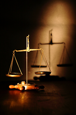 포토 JPG 해외이미지 교육 과학 백그라운드 컨셉 비즈니스 실내 그림자 사람없음 한개 약 장비 시험 탐험 수확 공구 작업실 사발 실험실 선택 몸무게 야간 심볼 측정 눈금 복고 법 공정 놋쇠 법정 재판소 정물화 해외포토 자연요소 1 농업 의학 실험 내부 도구 사기그릇 그림 재판 파일형식 이미지허브