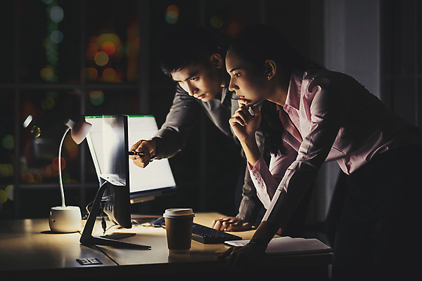포토 JPG 해외이미지 직업 여자 행복 이동 생각 비즈니스 성공 노동자 직장 피곤 동양인 두명 노트북 컴퓨터 사무실 모니터 키보드 시간 잠 비즈니스맨 비즈니스우먼 센터 야간 결심 집중 동료 고민 흥분 바쁨 부름 야근 고용 과로 마감 어려움 트러블 프리랜서 혼자 카피스페이스 해외포토 자연요소 남자 감정 컨셉 회사 관계 모션 사람 인종 전자제품 공백 구직 업무 직장인 채용 파일형식 이미지허브