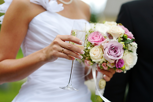 포토 JPG 해외이미지 커플 드레스 여자 꽃 행복 안경 음료 꽃다발 결혼 백그라운드 2 손가락 결혼식 휴가 관리 사랑 사람 이벤트 사람없음 장미 흰색 축하 반지 잡기 황금 샴페인 크리스탈 보석 심볼 활 긍정 약혼 축배 해외포토 식물 손 잡화 옷 감정 컬러 컨셉 장신구 관계 모션 주류 광석 약속 파일형식 이미지허브