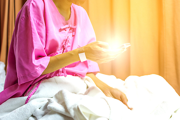 포토 JPG 해외이미지 손 여자 행복 아시아 40대 인터넷 통신 태국 모바일 갈색머리 건강 병원 한명 미소 사람 동양인 성인 치료 스마트폰 핸드폰 약 우주 웹 방 장비 환자 흰색 침대 슛 돌봄 석고 소셜 치유 해외포토 1 헤어스타일 감정 나라 컬러 중년 가구 의학 모션 표정 인종 신체부위 전자제품 스마트기기 파일형식 이미지허브