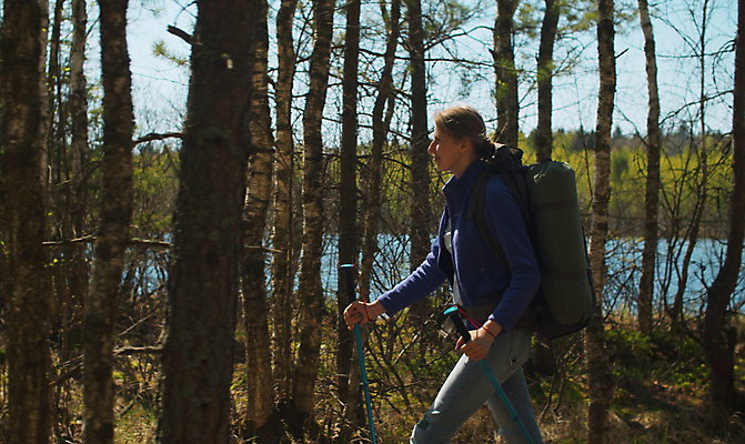 포토 JPG 해외이미지 백인 라이프스타일 여자 행복 호수 여행 배낭 청소년 자연 하늘 휴가 건강 한명 풍경 야외 물 여름 파란색 태양 여행객 걷기 환경 트래킹 하이킹 자유 황무지 숲 하이커 해외포토 자연요소 서양인 1 계절 감정 컬러 컨셉 가방 모션 레저 사람 생활 생태계 파일형식 이미지허브