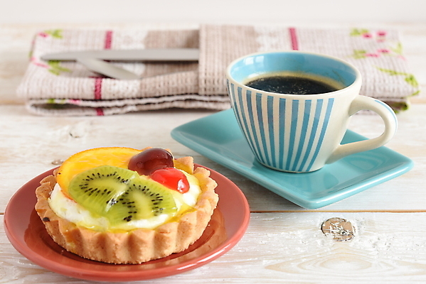 포토 JPG 해외이미지 커피 티타임 수저 사람없음 달콤 커피잔 과일타르트 해외포토 식기 음료 휴식 잔 맛 타르트 파일형식 이미지허브