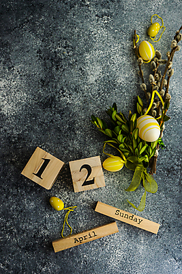 포토 JPG 해외이미지 잎 회색배경 사람없음 블록 달력 나뭇가지 4월 버드나무 부활절계란 나무블록 카피스페이스 해외포토 나무 식물 백그라운드 부활절 목재 계란 공백 회색 날짜 파일형식 이미지허브