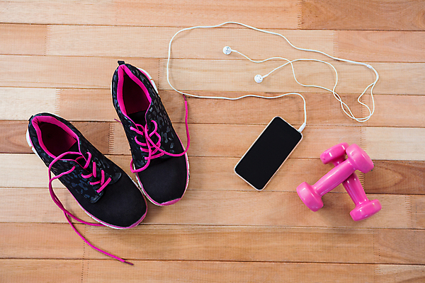 포토 JPG 해외이미지 라이프스타일 이어폰 운동화 건강 사람없음 스마트폰 건강관리 아령 나무바닥 해외포토 음향기기 신발 바닥 관리 생활 핸드폰 스마트기기 파일형식 이미지허브