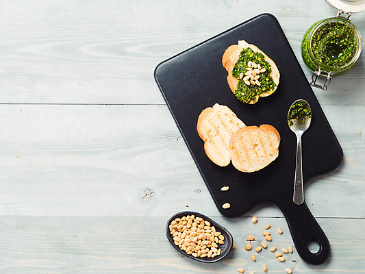 포토 JPG 해외이미지 음식 조각 실내 사람없음 하이앵글 숟가락 바게트 잣 나무도마 페스토 나무배경 해외포토 빵 뷰포인트 백그라운드 도마 수저 내부 목재 견과류 소스_음식 파일형식 이미지허브