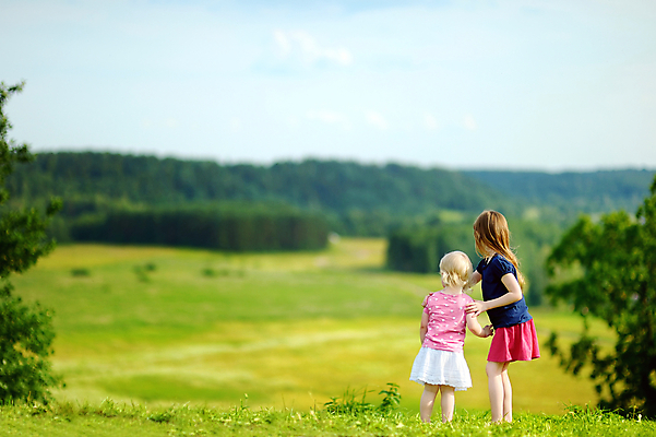 포토 JPG 해외이미지 백인 계절 공원 행복 어린이 2 포옹 자연 함께함 건강 사랑 풍경 야외 두명 빨간색 초록색 여름 컬러풀 금발 노란색 활발 달콤 숲 작음 손목시계 형제 언니 걸음마 해외포토 서양인 헤어스타일 공공시설 남자 감정 시계 컬러 컨셉 장신구 가족 안기 모션 사람 맛 크기 생태계 자매 파일형식 이미지허브