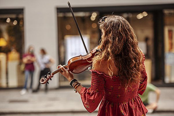 포토 JPG 해외이미지 주간 연주 유럽풍경 한명 들기 상반신 성인 야외 뒷모습 아웃포커스 이탈리아 음악가 잡기 바이올린 바이올리니스트 길거리예술가 볼로냐 성인여자한명만 해외포토 자연요소 직업 1 유럽 음악 뷰포인트 모션 현악기 촬영기법 사람 풍경 연주자 예술가 여자한명만 성인여자만 파일형식 이미지허브