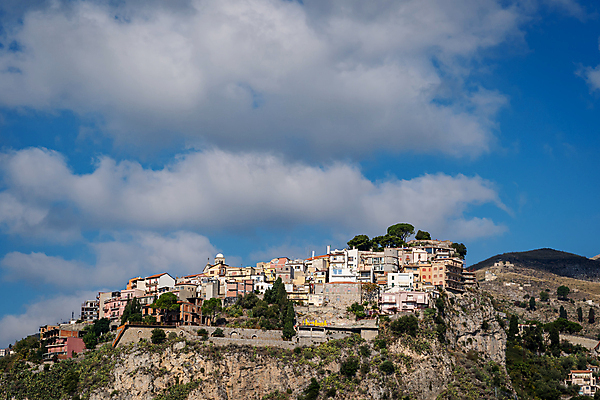 포토 JPG 해외이미지 구름 전통 유럽 여행 백그라운드 건축양식 자연 하늘 휴가 산 주택 풍경 사람없음 야외 건물 마을 이탈리아 도시 만 언덕 그림 타운 해외포토 자연요소 건축물 건축 나라 생태계 파일형식 이미지허브