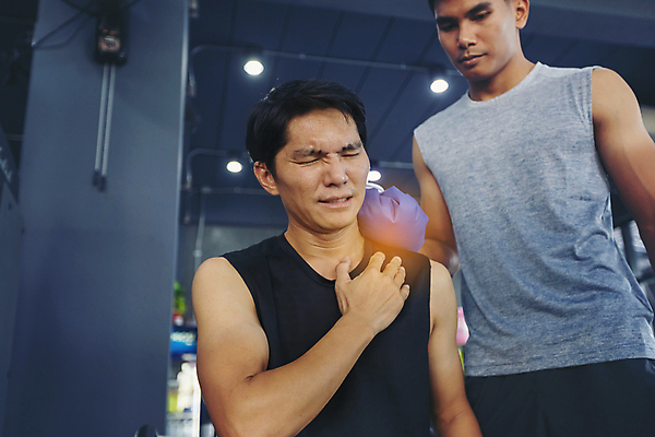 포토 JPG 해외이미지 백인 라이프스타일 남자 스포츠 컨셉 신체 근육 건강 사람 성인 두명 달리기 조깅 운동 고통 터치 잡기 마사지 상처 사건 연습 어깨 체육관 근육질 무릎 발목 달리기선수 돌봄 부담 해외포토 서양인 감정 모션 발 생활 신체부위 몸매 육상선수 파일형식 이미지허브