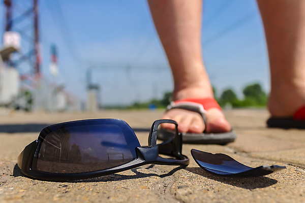 포토 JPG 해외이미지 라이프스타일 공원 산업 안경 도로 어린이 모래 신발 포장 맨발 발 유리 하늘 거리 슬리퍼 사람 소년 사람없음 야외 여름 파란색 선글라스 반사 유행 검은색 거울 보호 소프트포커스 샌들 아스팔트 오브젝트 통로 발가락 발견 깨짐 블러 정물화 스타일 해외포토 잡화 계절 공공시설 남자 길 컬러 컨셉 교통시설 재질 촬영기법 생활 신체부위 그림 파일형식 이미지허브