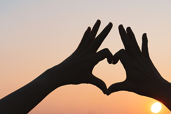 포토 JPG 해외이미지 손 실루엣 하늘 사랑 야외 신체부위 태양 일몰 야간 손하트 해외포토 자연요소 감정 촬영기법 사람 손짓 노을 파일형식 이미지허브