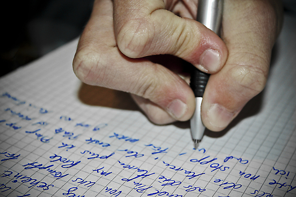 포토 JPG 해외이미지 학생 손 교육 종이 비즈니스 캘리그라피 노래 텍스트 학교 사람 사람없음 단어 펜 다이어리 쪽지 교사 공백 시험 수확 흰색 기록 편지 작가 책상 계약 문서 복고 문학 페이지 시트 서명 구성 대본 스크랩북 시인 필기체 해외포토 직업 문자 음악 컬러 가구 농업 신체부위 필기구 사무용품 파일형식 이미지허브