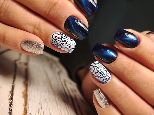 포토 JPG 해외이미지 손 손가락 실내 근접촬영 신체부위 화려 매끈함 손톱관리 네일아트 네일샵 해외포토 뷰포인트 컨셉 사람 내부 뷰티 상점 감각 파일형식 이미지허브