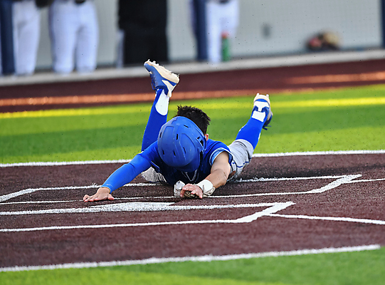 포토 JPG 해외이미지 전신 남자 유니폼 청소년 한명 앞모습 10대 경쟁 경기장 활발 야구 야구선수 야구복 대회 넘어짐 야구헬멧 십대남자한명만 해외포토 1 옷 뷰포인트 컨셉 스포츠시설 모션 운동선수 사람 운동복 구기 헬멧 남자한명만 십대남자만 파일형식 이미지허브