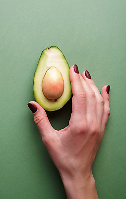 포토 JPG 해외이미지 손 음식 신체부위 초록색 잡기 아보카도 건강식 해외포토 컬러 과일 모션 사람 파일형식 이미지허브
