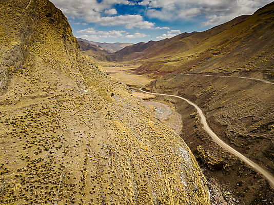 포토 JPG 해외이미지 외관 도로 길 여행 자연 하늘 산 안테나 풍경 사람없음 야외 여름 갈색 노란색 환경 미국 놀람 시골 황무지 남아메리카 땅 고도 언덕 먼지 장면 멀리 남쪽 내추럴 드론 페루 수평선 해외포토 계절 감정 컬러 북아메리카 통신 교통시설 표정 아메리카 방향 생태계 파일형식 이미지허브