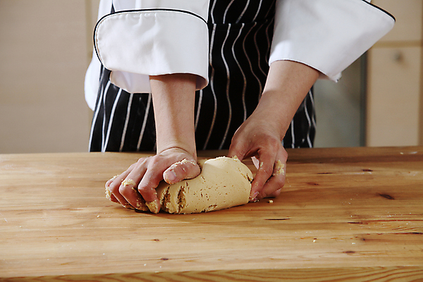 포토 JPG 해외이미지 남자 실내 한명 상반신 성인 앞모습 제과 누름 반죽 나무탁자 성인남자한명만 해외포토 1 뷰포인트 모션 탁자 사람 내부 제과제빵 남자한명만 성인남자만 파일형식 이미지허브