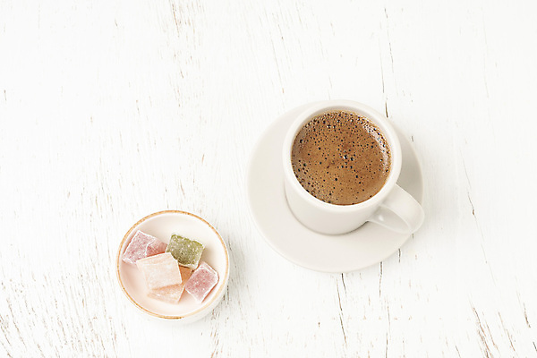 포토 JPG 해외이미지 전통 문화 커피 음료 음식 중동 탁자 아침 휴식 디저트 사탕 동양인 사람없음 목재 컵 초록색 컬러풀 카페 기쁨 머그컵 흰색 뜨거움 달콤 맛 아침식사 커피잔 먹기 칠면조 그리스인 라마단 아랍어 카페인 카피스페이스 튀르키예 해외포토 주간 서양인 나무 식기 감정 나라 아시아 컬러 가구 컨셉 재료 모션 조류 잔 인종 상점 식사 공백 파일형식 이미지허브