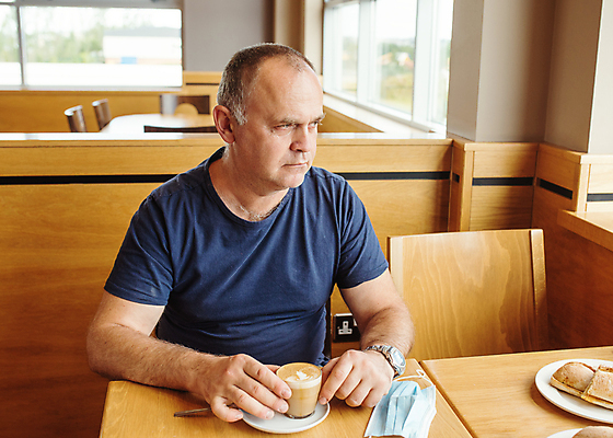 포토 JPG 해외이미지 백인 남자 커피 한명 성인 야외 카페 우유 아침식사 보호 시원함 은퇴 아로마 문제 아메리카노 카푸치노 전염병 해외포토 서양인 1 음료 컨셉 유제품 사람 상점 식사 질병 파일형식 이미지허브