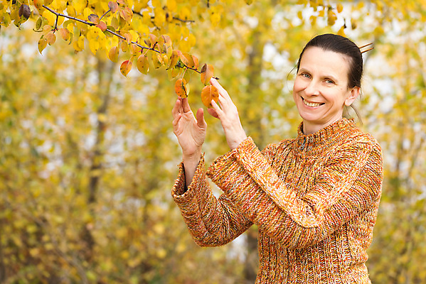 포토 JPG 해외이미지 나무 백인 라이프스타일 계절 공원 여자 행복 잎 오렌지 자연 한명 미소 사람 성인 야외 컬러풀 노란색 기쁨 가을 사과 숲 9월 10월 해외포토 서양인 식물 1 공공시설 감정 컬러 과일 표정 생활 날짜 생태계 파일형식 이미지허브