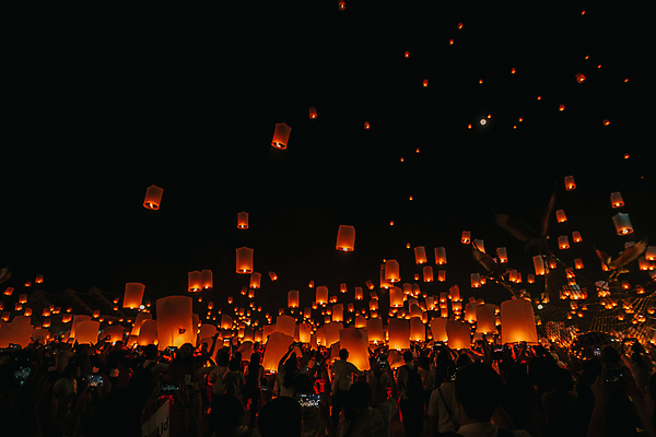 포토 JPG 해외이미지 사람 여러명 야외 빛 군중 야간 풍등 풍등날리기 풍등놀이 풍등행사 풍등축제 해외포토 자연요소 다수 놀이 조명 이벤트 등축제 파일형식 이미지허브