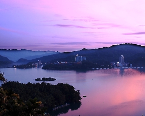 포토 JPG 해외이미지 구름 호수 분홍색 섬 자연 하늘 호텔 전등 산 거리 파노라마 풍경 사람없음 물 반사 평화 일출 보라색 침묵 새벽 안개 숲 대만 언덕 수평선 해외포토 자연요소 아시아 컬러 컨셉 숙소 날씨 조명 촬영기법 노을 소리 생태계 파일형식 이미지허브