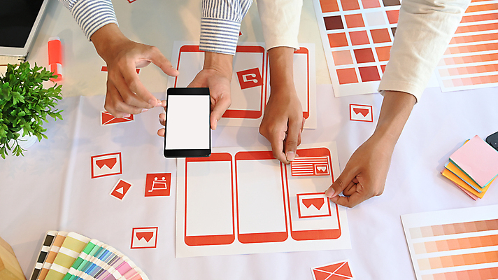 포토 JPG 해외이미지 손 디자인 종이 비즈니스 설계 신체부위 빨간색 스마트폰 계획 디자이너 책상 UI 놓기 해외포토 직업 컬러 가구 컨셉 모션 사람 핸드폰 스마트기기 파일형식 이미지허브