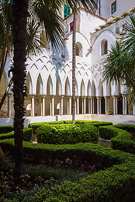 포토 JPG 해외이미지 나무 문화 여행 손바닥 사람없음 울타리 성당 교회 이탈리아 아치 수녀원 회랑 해외포토 식물 건축물 손 유럽 종교건축 건물 담장 복도 파일형식 이미지허브