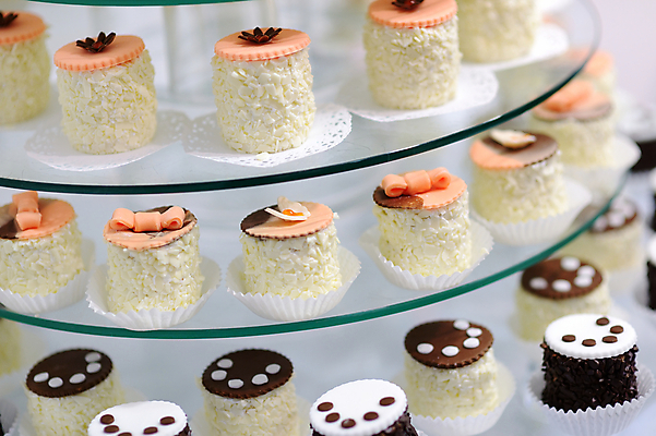 포토 JPG 해외이미지 접시 커피 음식 결혼 백그라운드 다이어트 디저트 사랑 사람없음 장식 컵 갈색 노란색 파티 쿠키 케이크 초콜릿 얼음 빵집 견과류 소용돌이 흰색 마음 대접 신선 생일 고급 달콤 맛 설탕 컵케이크 굽기 크림 기회 머핀 칼로리 모음 버터 바닐라 반투명 페스츄리 해로움 핸드메이드 많음 프로스팅 해외포토 자연요소 식기 기념일 감정 음료 빵 컬러 컨셉 건강 이벤트 한글 상점 회오리 구이 제빵 파일형식 이미지허브