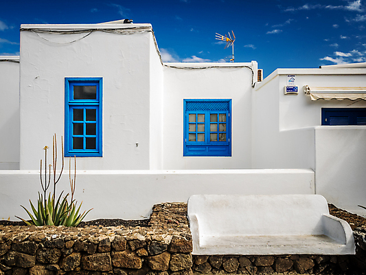 포토 JPG 해외이미지 전통 외관 벽 섬 건축양식 창문 날씨 거리 아파트 주택 프레임 사람없음 야외 건물 목재 장식 여름 파란색 발코니 바위 흰색 도시 역사 보행로 스페인 떨어짐 지중해 그런지 스페인어 안뜰 해외포토 나무 건축물 계절 건축 유럽 길 바다 컬러 컨셉 재료 돌_바위 파일형식 이미지허브