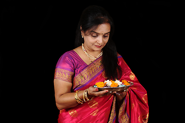 포토 JPG 해외이미지 전통 접시 여자 꽃 중년 한명 기도 램프 의식 인디언 중앙 인도인 힌두교 해외포토 외국인 식물 1 식기 종교 조명 아메리카 사람 동양인 성인 파일형식 이미지허브