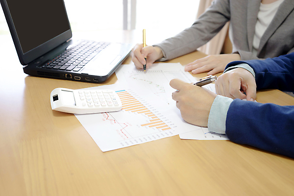 포토 JPG 해외이미지 백인 직업 학생 웰빙 여자 교육 남자 비즈니스 사업가 탁자 협력 노동자 함께함 사람 앉기 정장 성인 사람없음 컴퓨터 사무실 흰색 작업 비즈니스맨 비즈니스우먼 가르침 그룹 대표 분석 바쁨 통일 해외포토 서양인 옷 컬러 가구 컨셉 모션 전자제품 직장인 파일형식 이미지허브