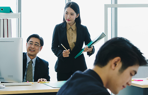 포토 JPG 해외이미지 직업 여자 남자 행복 비즈니스 사업가 관계 회의 협력 설계 함께함 대화 서기 사람 동양인 성인 세명 사무실 힘 방 업무 작업 직장인 비즈니스맨 비즈니스우먼 그룹 수집 종업원 경영자 고용 지원 해외포토 감정 컨셉 모션 말하기 인종 구직 리더 채용 파일형식 이미지허브