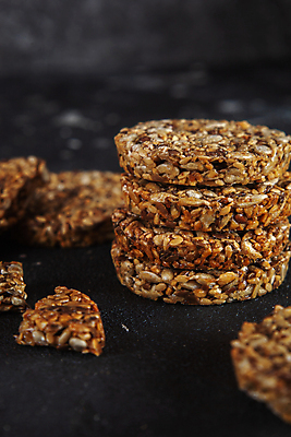 포토 JPG 해외이미지 음식 조각 백그라운드 자연 해바라기 디저트 건강 사탕 씨앗 사람없음 갈색 노란색 쌓기 쿠키 검은색 어둠 회색 에너지 견과류 바 달콤 맛 아침식사 설탕 먹기 유기농 땅콩 깨 시럽 꿀 내추럴 단백질 아마 어려움 콘크리트 핸드메이드 캐러멜 해외포토 식물 웰빙 꽃 컬러 컨셉 식재료 모션 식사 조미료 생태계 영양소 파일형식 이미지허브