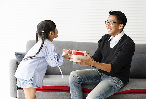 포토 JPG 해외이미지 라이프스타일 커플 남자 딸 행복 아시아 어린이 2 가족 관계 포옹 휴식 주택 함께함 선물 사랑 사람 동양인 성인 두명 선물상자 상자 놀람 축하 생일 아빠 주기 돌봄 해외포토 기념일 감정 나라 컨셉 안기 모션 표정 인종 건물 생활 파일형식 이미지허브