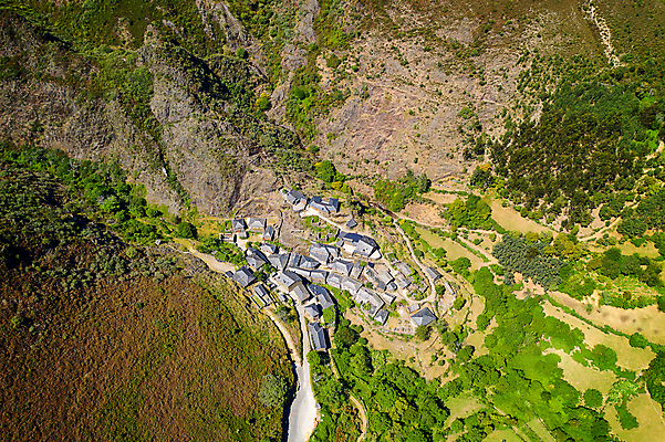 포토 JPG 해외이미지 유럽 여행 농업 자연 휴가 산 안테나 파노라마 풍경 사람없음 야외 초록색 여름 도시풍경 여행객 걷기 마을 계곡 하이킹 시골 도시 포르투갈 언덕 호기심 드론 숨기 옛날 절정 해외포토 계절 감정 나라 산업 컬러 컨셉 통신 모션 레저 촬영기법 사람 생태계 파일형식 이미지허브