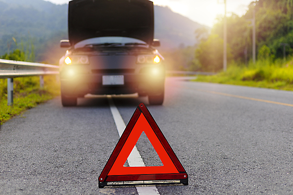 포토 JPG 해외이미지 도로 자동차 사람없음 고장 알림 신호 도로표지판 정차 자동차사고 비상등 트러블 해외포토 길 육상교통 교통시설 표지판 교통사고 파일형식 이미지허브