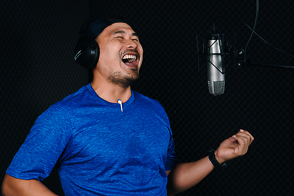 포토 JPG 해외이미지 직업 라이프스타일 남자 음악 이어폰 노래 실내 한명 사람 동양인 성인 취미 30대 헤드폰 소리 공연 연주자 음악가 방 장비 가수 볼륨 DJ 연습 마이크 예술가 오디오 스테레오 목소리 뮤지컬 프로듀서 해외포토 1 음향기기 문화예술 인종 이벤트 내부 생활 장년 전자제품 파일형식 이미지허브