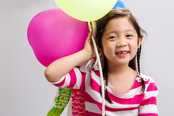 포토 JPG 해외이미지 행복 어린이 백그라운드 놀이 한명 동양인 컬러풀 흰색 잡기 풍선 고립 해외포토 1 감정 컬러 모션 사람 인종 파일형식 이미지허브