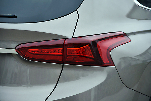 포토 JPG 해외이미지 디자인 스포츠 여행 컨셉 교통시설 자동차 전등 거리 부츠 사람없음 빛 운동 반사 힘 램프 바퀴 고급 시작 꼬리 타이어 위치 반전 공격적 센서 자동 전용 조율 철강 주도 세련 해외포토 육상교통 교통 신발 조명 건강 예절 시설 파일형식 이미지허브