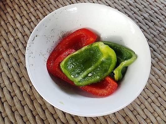 포토 JPG 해외이미지 음식 채소 탁자 피망 건강 사람없음 빨간색 초록색 저녁식사 신선 양념 사발 자르기 무침 점심식사 해외포토 컬러 가구 모션 식사 사기그릇 파일형식 이미지허브