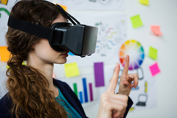 포토 JPG 해외이미지 서양인 여자 비즈니스 실내 한명 상반신 성인 옆모습 가리킴 착용 가상현실 성인여자한명만 오큘러스 VR기기 해외포토 외국인 1 뷰포인트 사람 손짓 내부 기계 여자한명만 성인여자만 파일형식 이미지허브